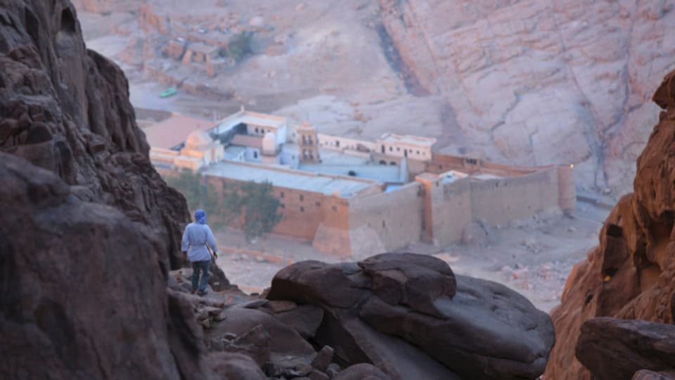 In den kargen Bergen der Sinai-Wüste steht eines der ältesten, durchgehend bewohnten Klöster des Christentums. Wie überleben die Mönche dort?