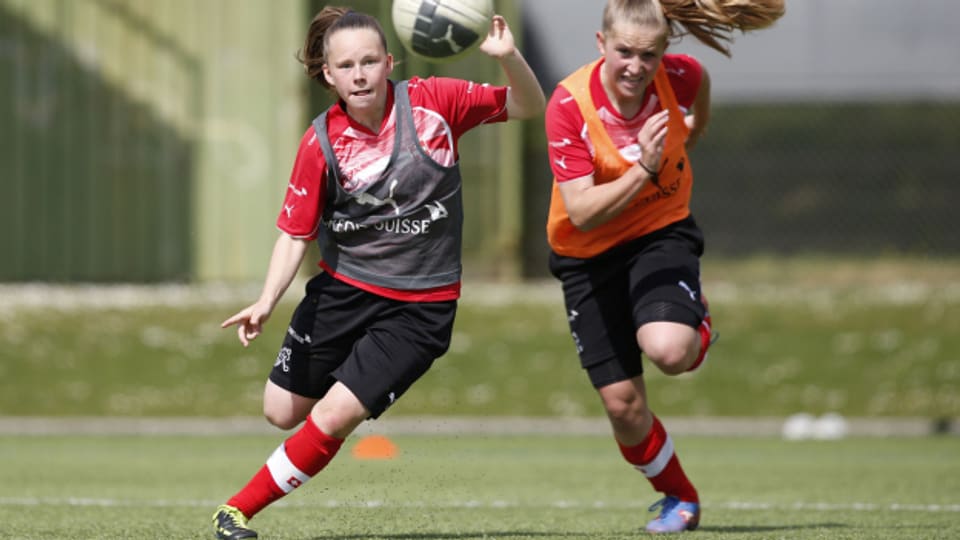Immer mehr Mädchen wollen in Fussballvereine. Dieser Boom stellt Vereine vor grosse Herausforderungen.