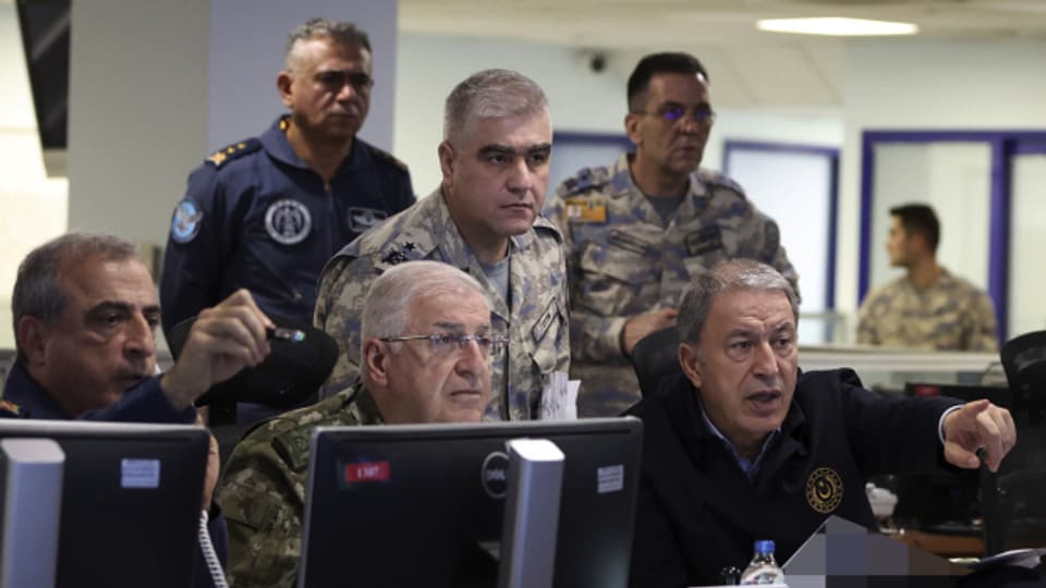 Verteidigungsminister Hulusi Akar (rechts). Die Türkei startete Luftangriffe über nördlichen Regionen Syriens und Irak.