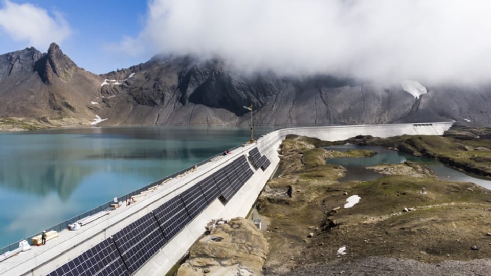 Blick auf die Baustelle von «Alpin Solar» in Linthal. Der Stromkonzern Axpo baut an der Muttsee-Staumauer die grösste alpine Solaranlage der Schweiz.