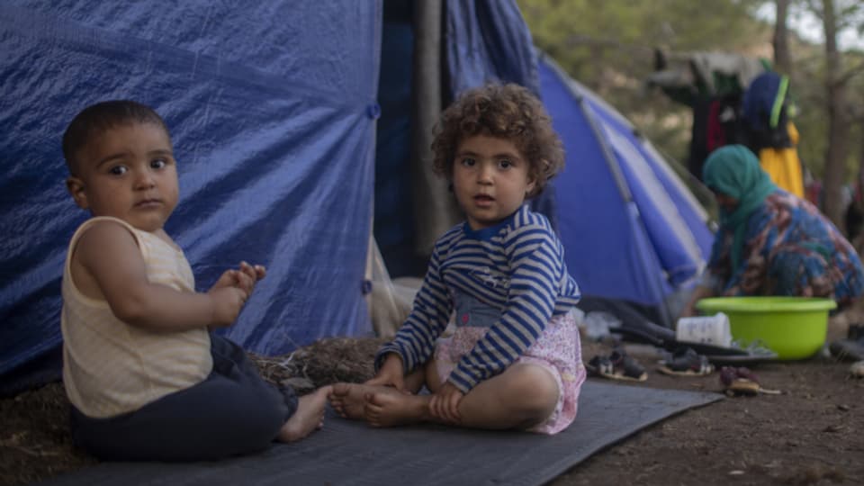Vor mehr als einem Jahr wurde das überfüllte Zeltlager für Flüchtlinge auf der Insel Samos durch ein neues Camp ersetzt. Auch dort funktioniert nicht alles.