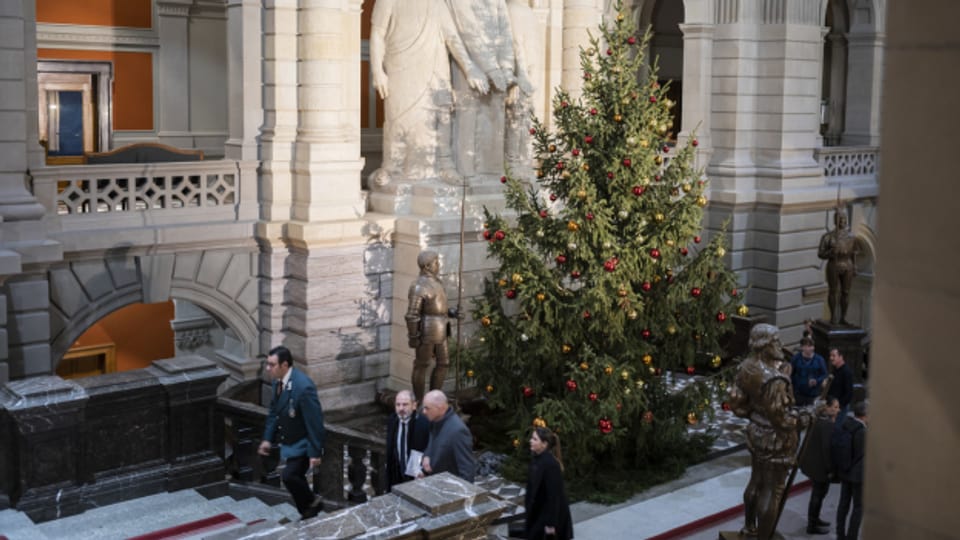 Die Finanzaussichten des Bundes sind düster. Sparen tut not, auch beim Weihnachtsbaum in der Eingangshalle des Bundeshauses, der ohne elektrische Lichter auskommen muss.