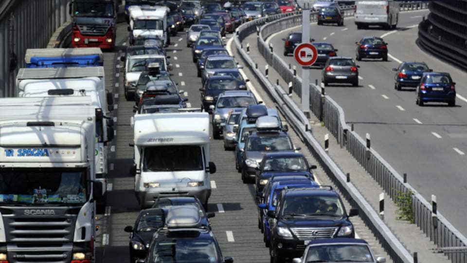 Südlich des Gotthards hat das Bundesamt für Verkehr ein neues Kontrollzentrum für den Schwerverkehr eröffnet.