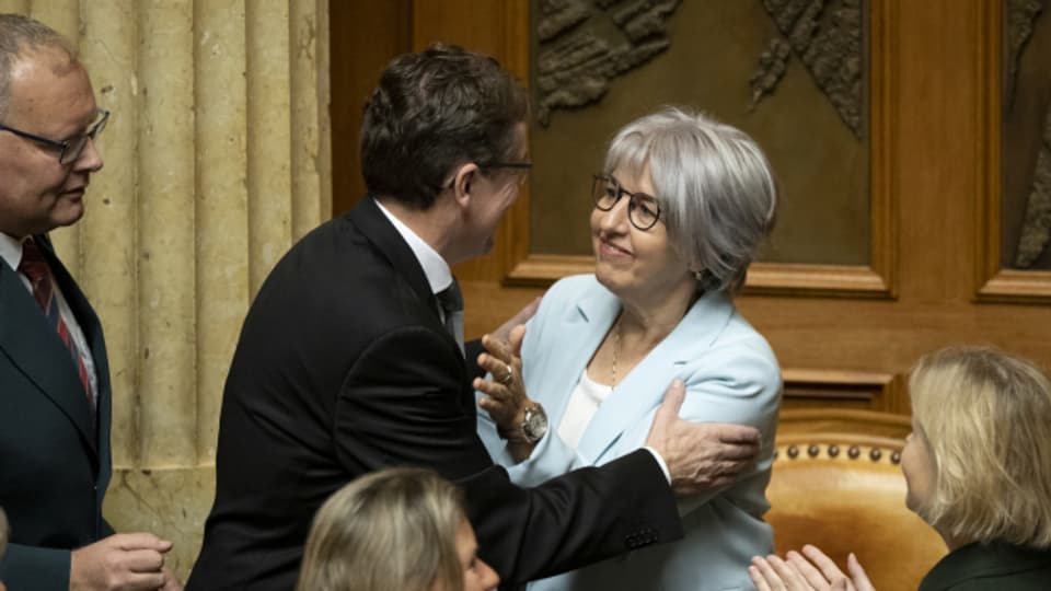 Elisabeth Baume-Schneider gratuliert Albert Rösti und wird kurz nach danach selbst in den Bundesrat gewählt.