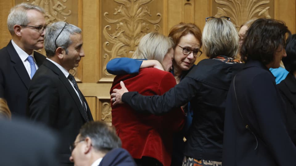Die unterlegene SP Bundesratskandidatin Eva Herzog umarmt Elisabeth Schneider-Schneiter.