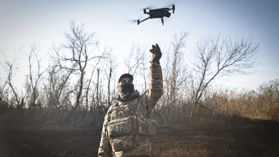 Ein ukrainischer Soldat fliegt eine Drohne während einer Operation gegen russische Stellungen an einem ungenannten Ort in der Region Donezk, Ukraine, Sonntag, 4. Dezember 2022.