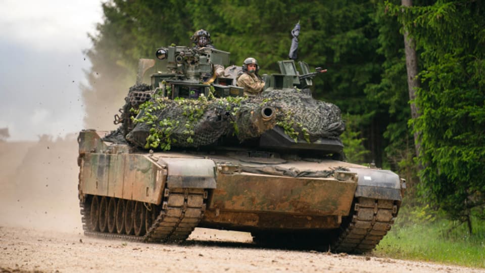 Ein US-Panzer des Typs  M1 Abrams. 31 Stück davon schickt die USA in die Ukraine. Nun fordert diese Kampfjets