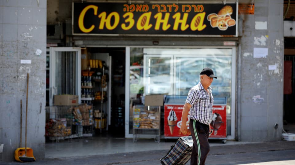 Ein Mann vor einer russischen Bäckerei in Israel. Schon vor dem Ukraine-Krieg gab es in Israel viele russische Einwandererinnen und Einwanderer. Seit Kriegsausbruch werden es mehr.