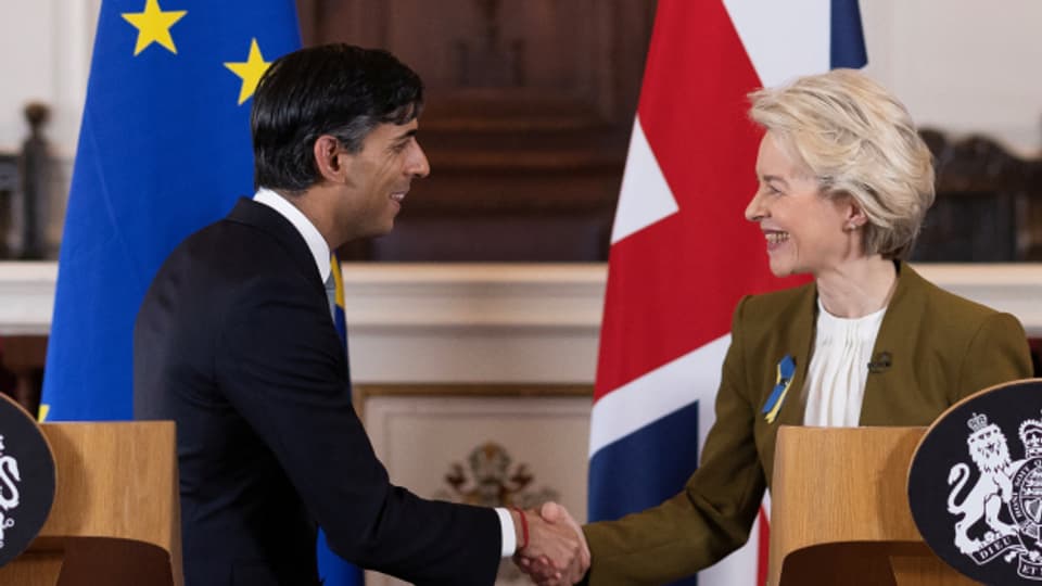 Lässt die Schweiz hoffen: Der Handshake zwischen Grossbritanniens Premier Rishi Sunak und EU-Kommissionspräsidentin Ursula von der Leyen.