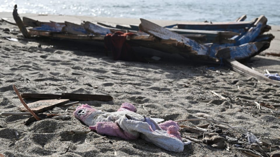 Drei Tage nach dem Bootsdrama vor der Küste in der Provinz Crotone in Süditalien, werden Holzstücke und andere Trümmer an den Strand gespült.