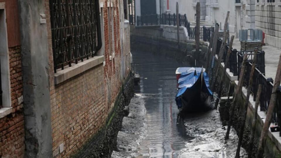 Gondeln sind im Canal Grande während einer schweren Ebbe in der Lagunenstadt Venedig, Italien, am 17. Februar 2023 abgebildet.