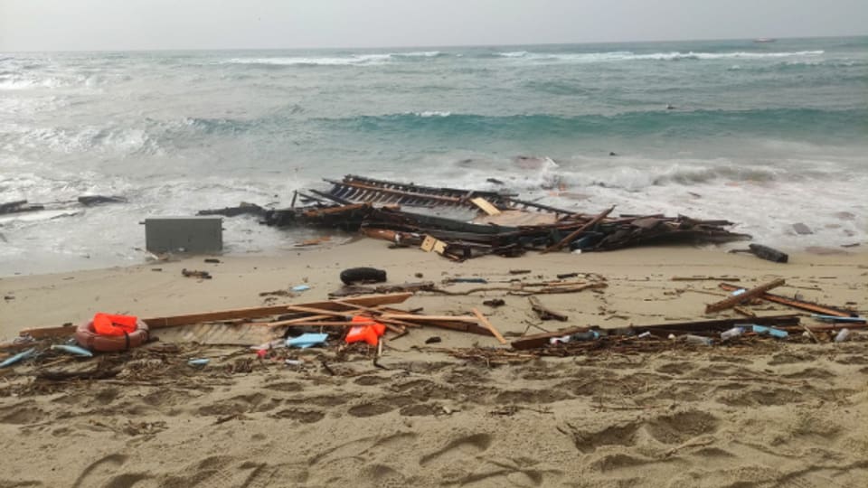  Ende Februar ereignete sich vor der Küste Kalabriens in Süditalien ein schweres Bootsunglück. 72 Menschen verloren dabei ihr Leben.