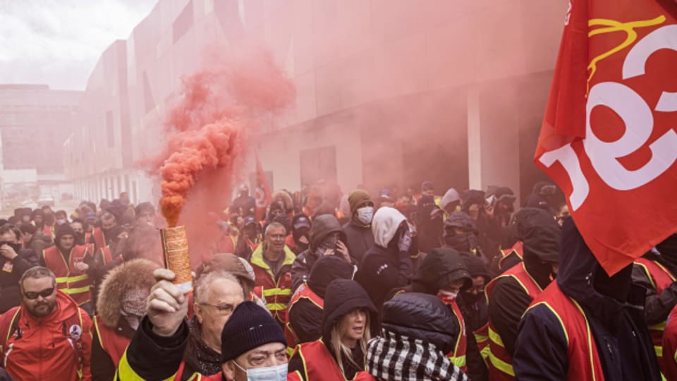 In Frankreich protestierten auch am Donnerstag Zehntausende gegen die geplante Rentenreform.