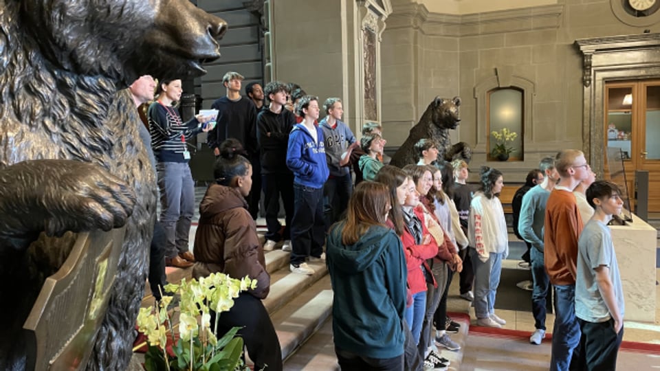 Die Urner Schülerinnen und Schüler machten während dem politischen Bildungstag unter anderem einen Abstecher ins Bundeshaus.