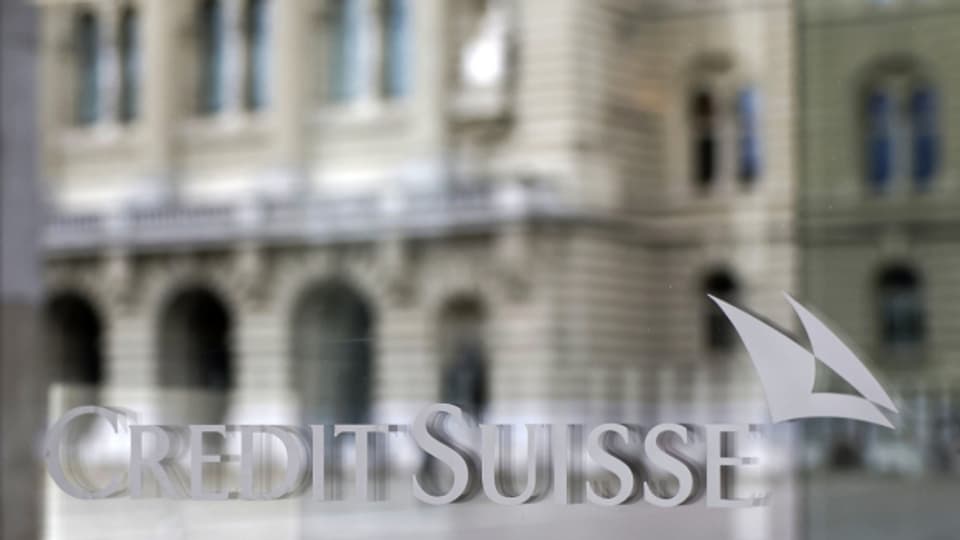 Das Bundeshaus spiegelt sich im Fenster einer Credit Suisse-Filiale.