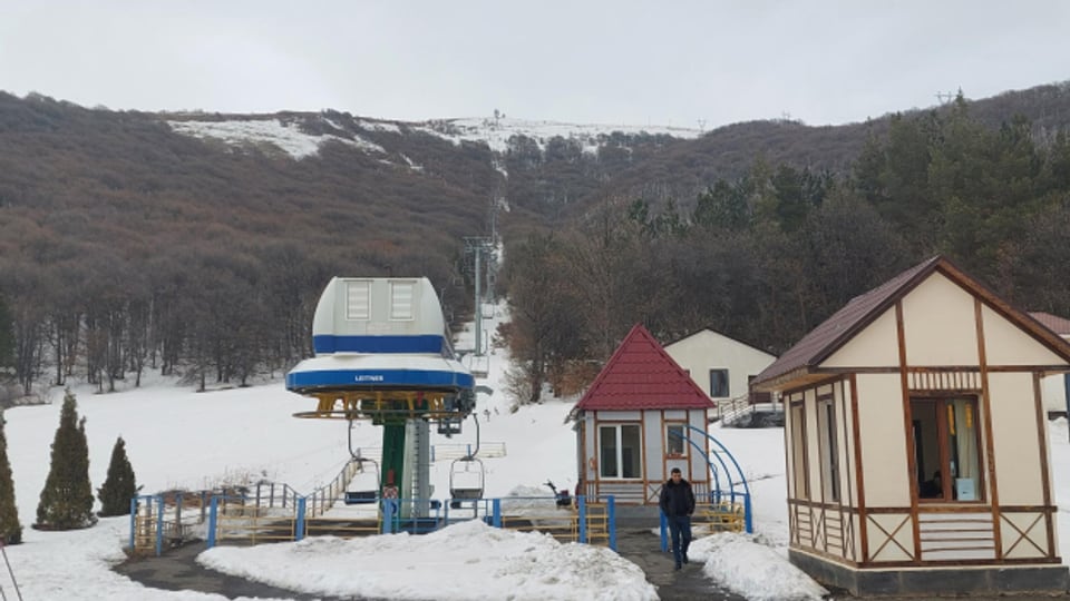 Dschermuk ist ein Kurort mit heissen Quellen auf 2030 Metern in den Bergen Südarmeniens, mit einer Infrastruktur auch für den Wintertourismus.