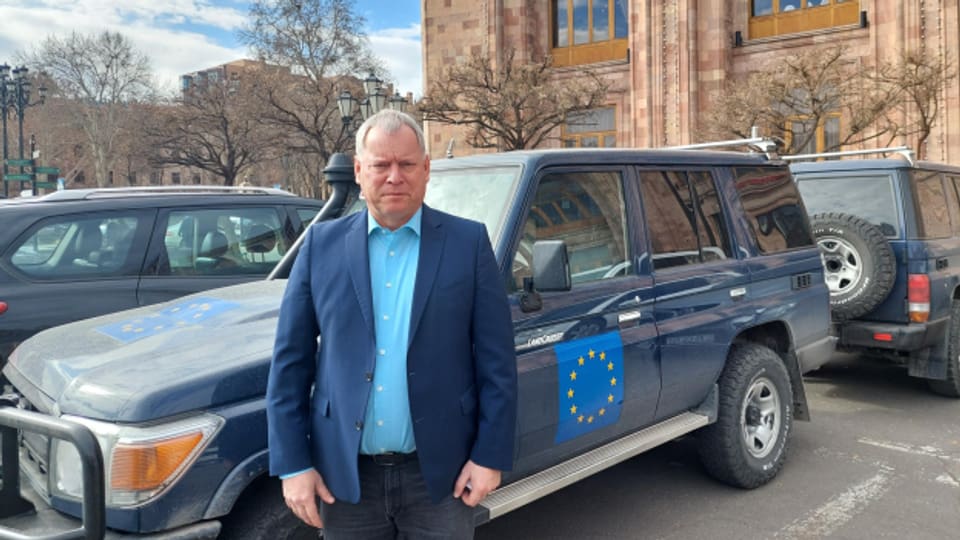 Der Leiter der EU-Beobachtermission, Markus Ritter, vor einem Auto seiner Mission in Eriwan.