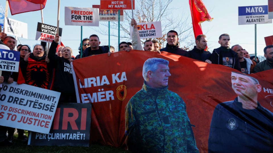 Unterstützer des Ex-Präsidenten Hashim Thaci protestieren am ersten Tag seines Kriegsverbrecherprozesses in Den Haag.