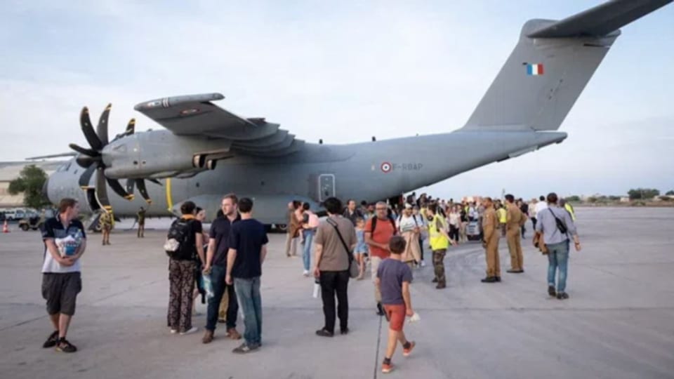 Ein Flugzeug der französischen Luftwaffe kommt in Dschibuti an, an Bord Evakuierte verschiedener Nationalitäten aus dem Sudan.