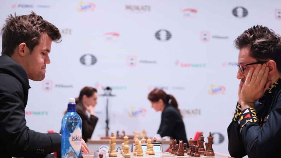 Magnus Carlsen (links) bei der Schachweltmeisterschaft 2021.