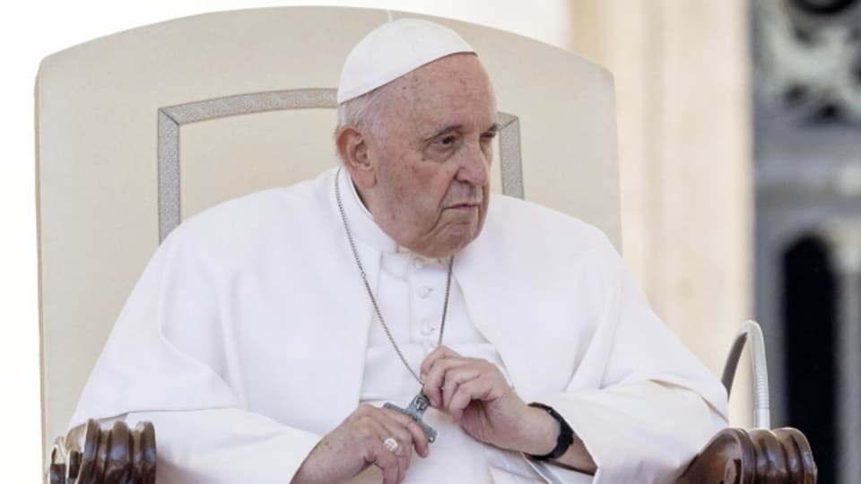 Papst Franziskus will zur nächsten grossen Bischofssynode in Rom auch Frauen als reguläre Mitglieder einladen.