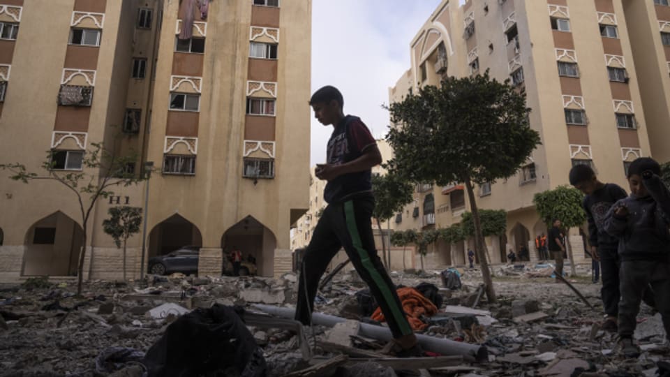 Junge Palästinenser inspizieren die Trümmer eines Hauses nach einem israelischen Luftangriff im südlichen Gazastreifen.