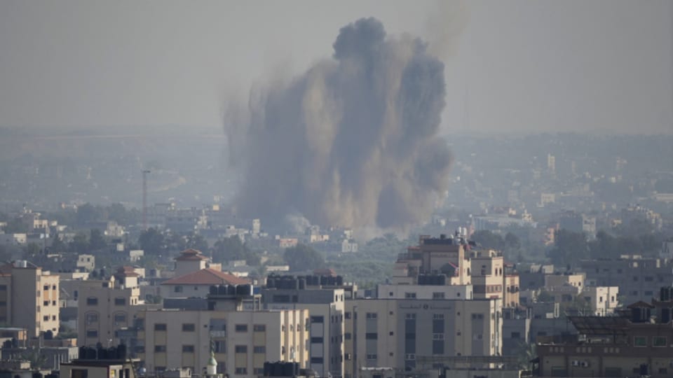 Eine Rauchwolke über Gaza nach einem israelischen Luftangriff am 11. Mai 2023.