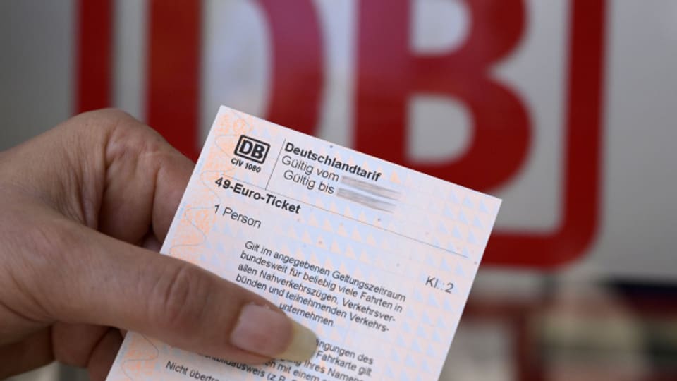 In Deutschland gibt es seit dem 1. Mai ein Ticket, mit dem man für nur 49 Euro pro Monat Busse und Regionalzüge nutzen kann.