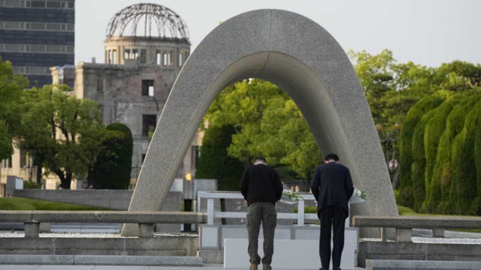 Der ukrainische Präsident Selenski und Japans Premierminister Kishida bei der Gedenkstätte in Hiroshima.