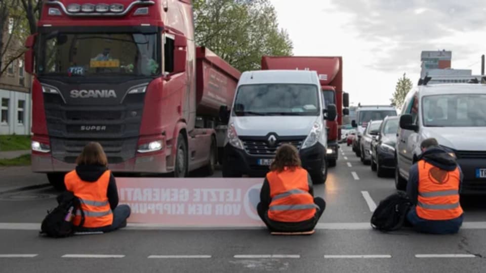 Aktivistinnen und Aktivisten der Gruppierung «Letzte Generation» blockieren eine Kreuzung an der Landsberger Allee in Berlin.