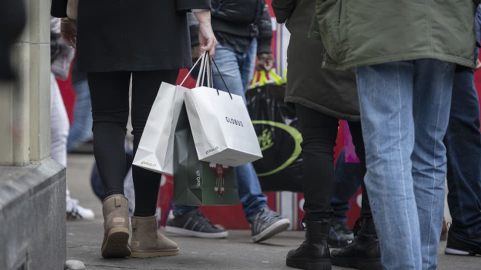 In der Schweiz haben die Menschen im ersten Quartal wieder mehr Geld für den privaten Konsum ausgegeben.