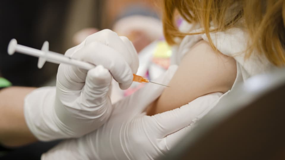 Eine Pflegefachfrau spritzt einem Kind eine Covid-19-Impfung. (Archivbild)