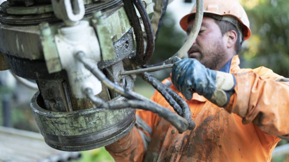 Ein Bohrmeister während der Installation einer Wärmepumpe.