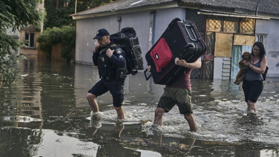 Aus den überschwemmten Gebieten in der Region Cherson wurden bislang rund 1500 Menschen evakuiert.