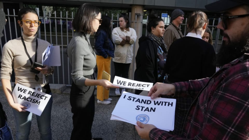 Unterstützer und Unterstützerinnen bekunden ihre Solidarität mit Grant bei einer Veranstaltung in Syndey.