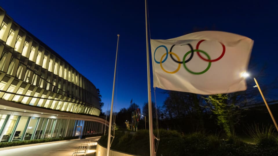 Eine olympische Flagge weht am Hauptsitz des Internationalen Olympischen Komitees IOC in Lausanne.