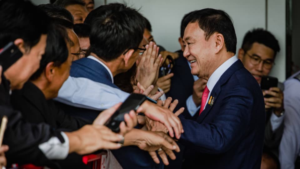 Thaksin Shinawatra bei seiner Ankunft am Flughafen in Bangkok. Kurz danach wurde er von der Polizei verhaftet.