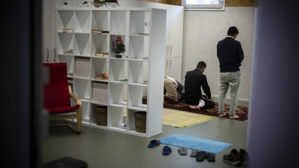 Betende Muslime in einem Raum eines Schweizer Bundesasylzentrums.