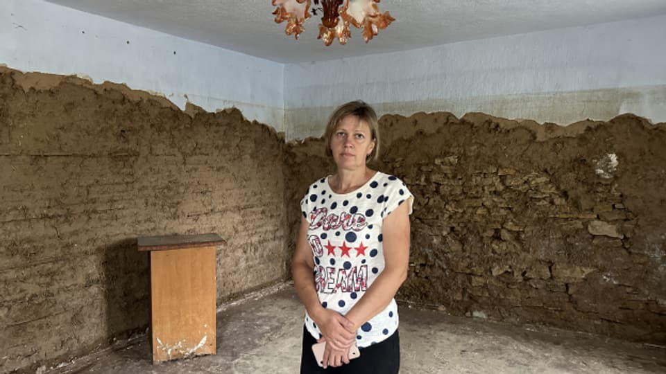 Die 44-jährige Kindergärtnerin Tanja in ihrem unbewohnbaren Haus.
