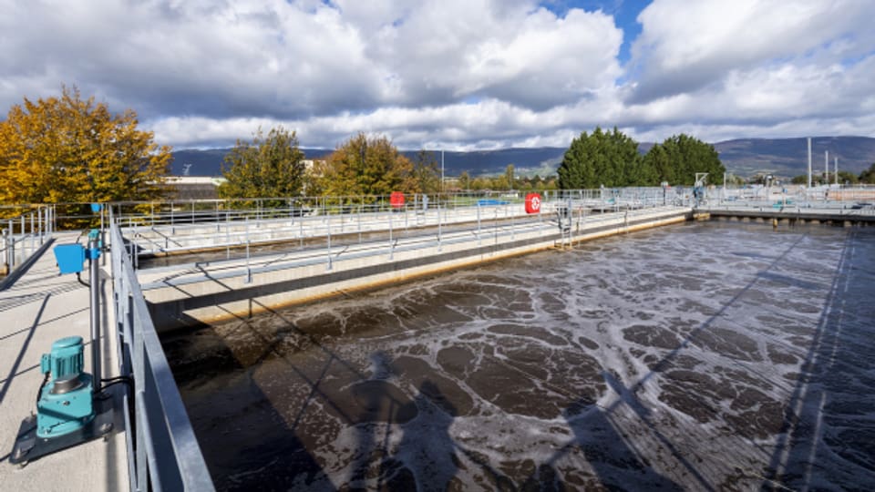 Blick auf die Becken einer Abwasserreinigungsanlage in Yverdon.