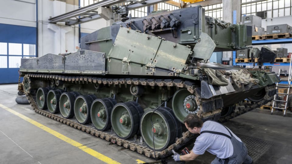 Ein Panzer vom Typ Leopard 2 in einer Wartungshalle der RUAG.