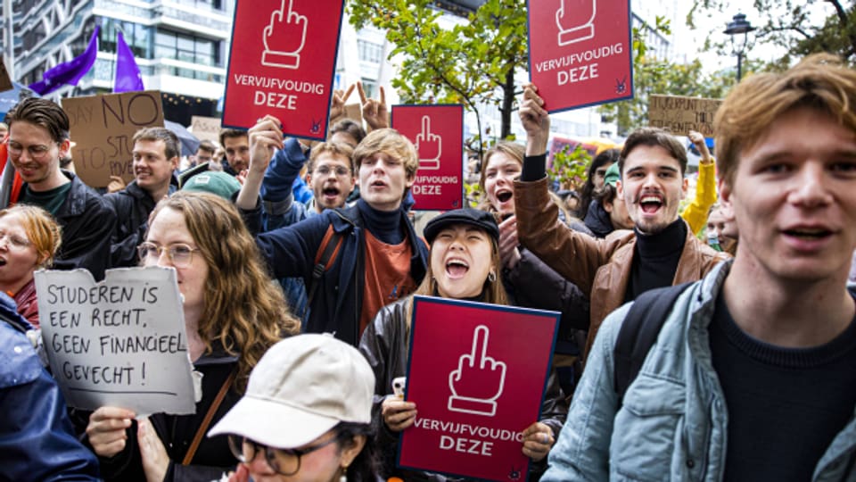 In den Niederlanden protestieren Studentinnen und Studenten derzeit gegen steigende Zinsen auf Studienschulden.