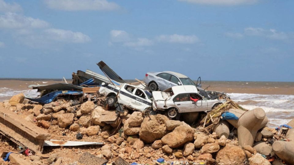Zerstörte Autos an einem Strand bei Derna.
