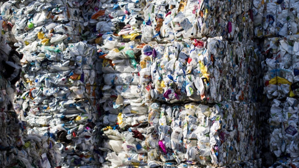 Abfallberge aus Plastik, bei InnoRecycling AG in Eschlikon.