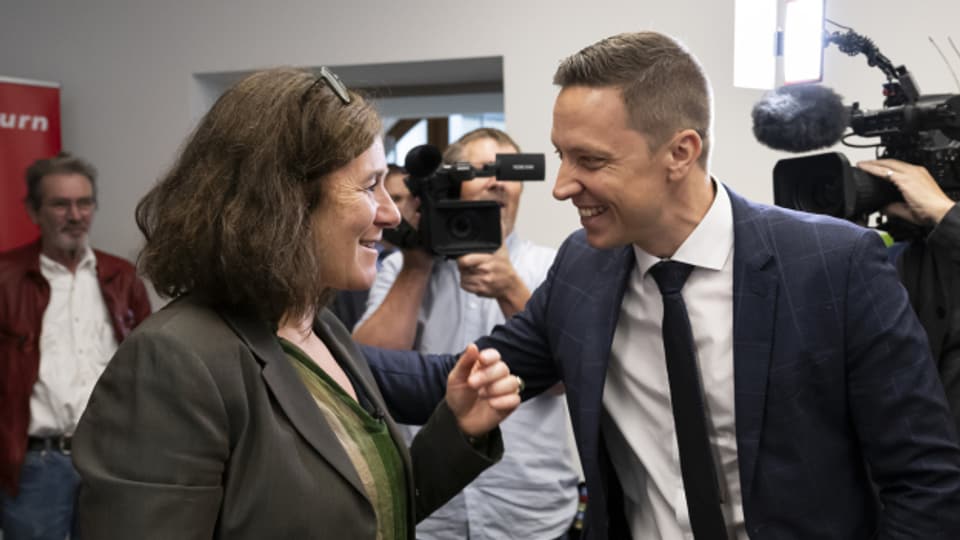 SVP-Ständeratskandidat Christian Imark gratuliert Konkurrentin Franziska Roth (SP) zur gewonnenen Ständeratswahl im Kanton Solothurn.