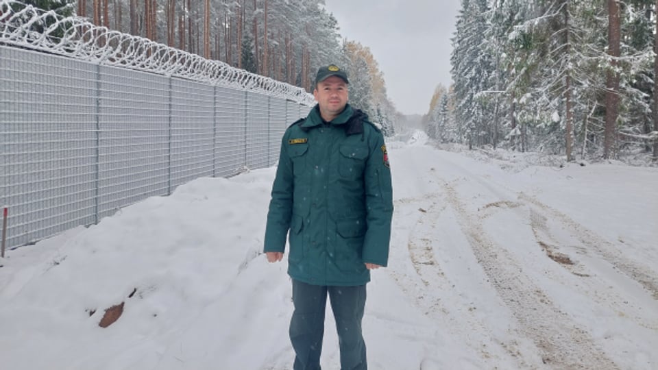 Der lettische Grenzwächter Vladimirs Schersts am Grenzzaun.
