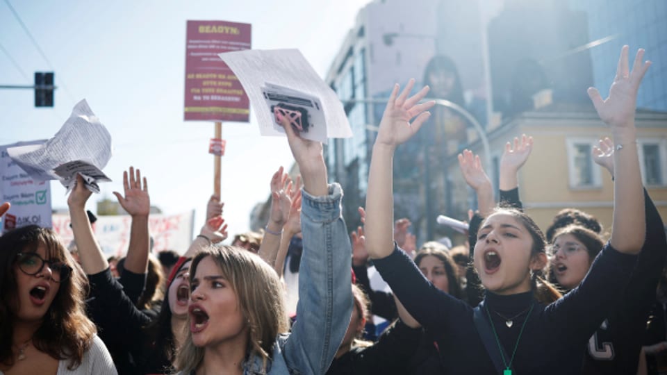 Studierende demonstrieren in Athen gegen die Einführung privater Hochschulen.