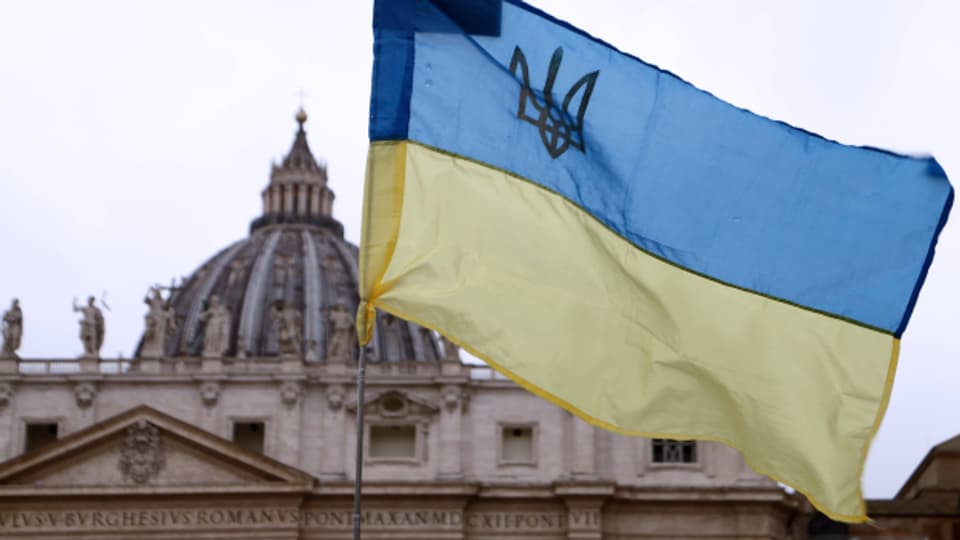Eine Ukrainefahne weht während des Angelusgebets des Papstes auf dem Petersplatz.