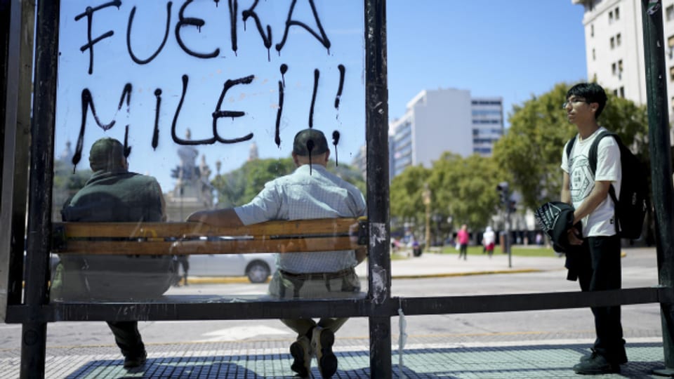 Viele Argentinierinnen und Argentinier können sich das Nötigste nicht mehr leisten, ihre Frustration richtet sich zunehmend gegen Milei.