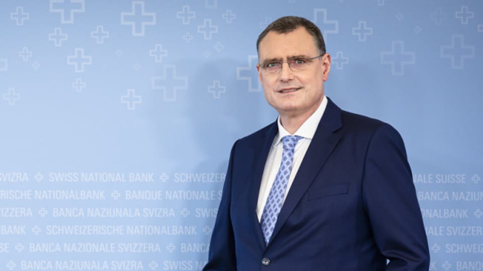 SNB-Chef Thomas Jordan geht voran. Die Schweizerische Nationalbank senkt als erste grosse Nationalbanken den Leitzins.